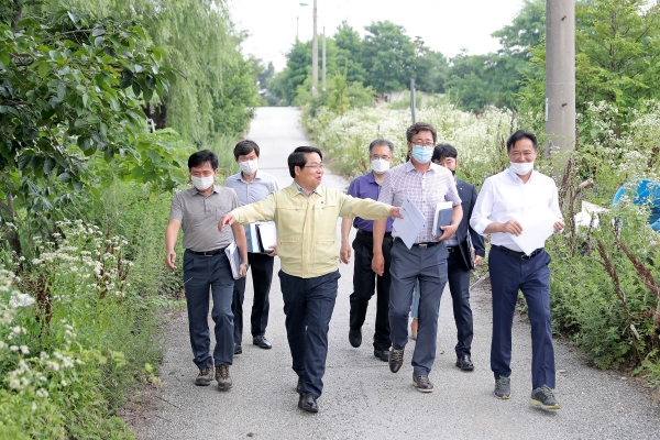 오세현 아산시장이 권곡문화공원 온천박물관지구 부지를 둘러보고 있다.