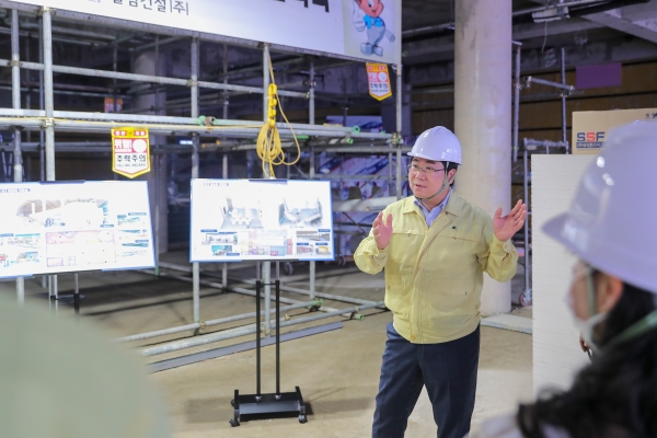 오세현 아산시장이 공사 관계자와 독서 관련 민간단체 등과 함께 어린이청소년도서관 건립에 대한 의견을 나누고 있다.