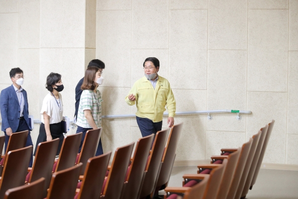 교육 및 세미나 시설로 사용될 강당 등 육아종합지원센터 시설을 둘러보는 오세현 아산시장
