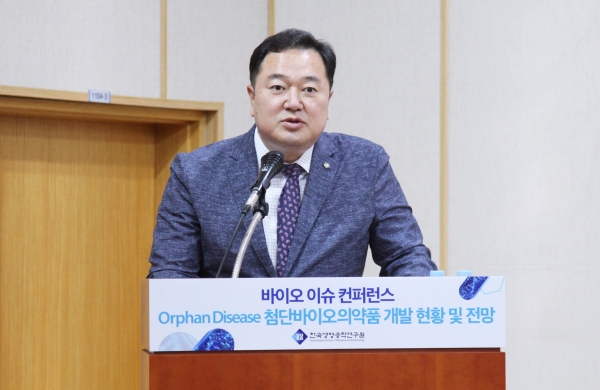 한국생명공학연구원 김장성 원장이 바이오 이슈 컨퍼런스 개회사를 하고 있다.