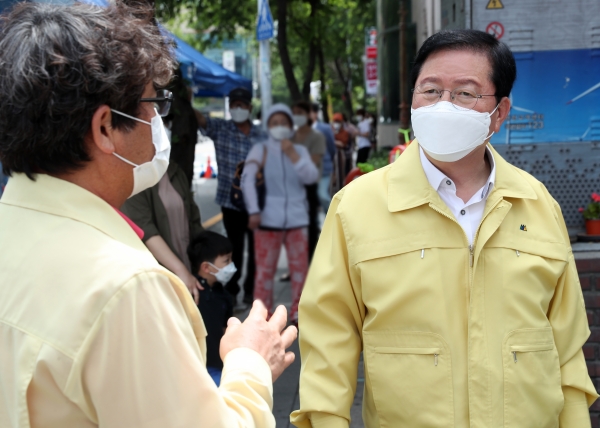 선별진료소를 찾아 현장검검 중인 장 청장