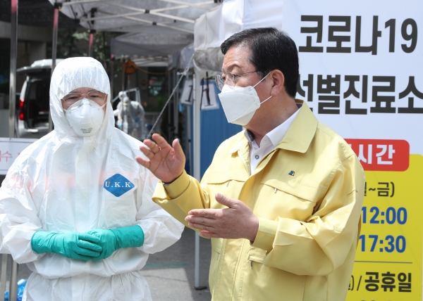 선별진료소를 찾아 현장검검 중인 장 청장