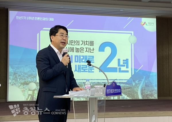 맹정호 서산시장이 6일 대회의실에서 취임 2주년 언론인과의 대화를 하고 있다.