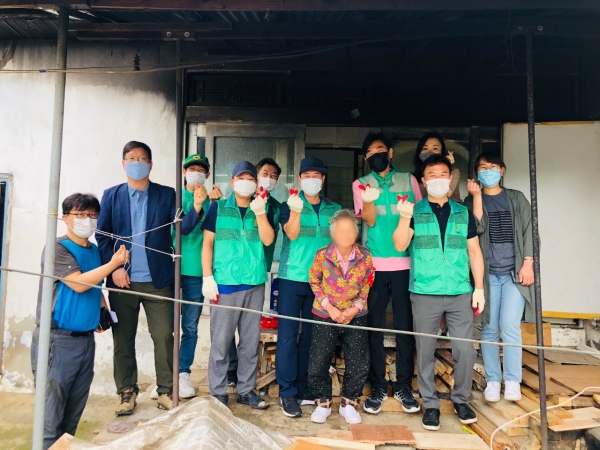 송촌동 새마을지도자협의회, 노후주택 도배로 사랑 나눔