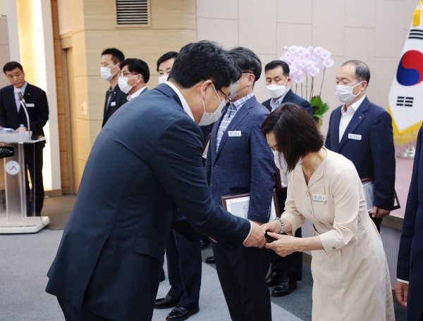 사회적경제제품 우선구매 최우수부서로 선정된 건강증진과 리민자 팀장이 수상하고 있다.