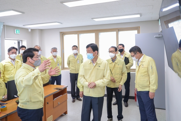 오세현 아산시장이 원격 하천수문 개폐 시연 현장에서 전국적 국가사업의 표준 모델이 될 아산의 하천수문 스마트인프라 구축사업에 대해 설명하고 있다