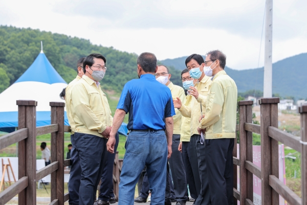 수철2 소하천 정비사업으로 새롭게 조성된 교량에서 주민대표와 이야기하는 오세현 아산시장과 진영 행정안전부 장관