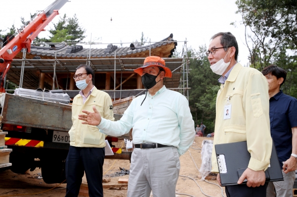 지난 6일 태안읍 생태문화 샘골 도시공원 조성 사업 현장을 방문한 가세로 군수 모습.