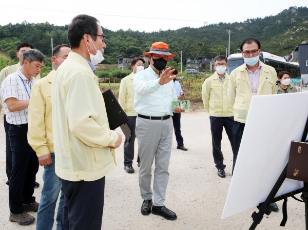 지난 6일 태안읍 생태문화 샘골 도시공원 조성 사업 현장을 방문한 가세로 군수 모습.