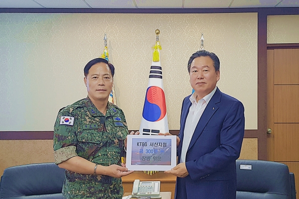공군 제20전투비행단장 홍순택(사진 왼쪽)과 KT&G서산지점장 김홍표(사진 오른쪽)가 ‘상상펀드’ 위문금 전달식 기념촬영