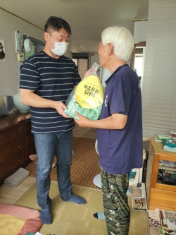 정신보건팀 사례관리사가 회원에게 마음든든꾸러미를 전달하고 있다.