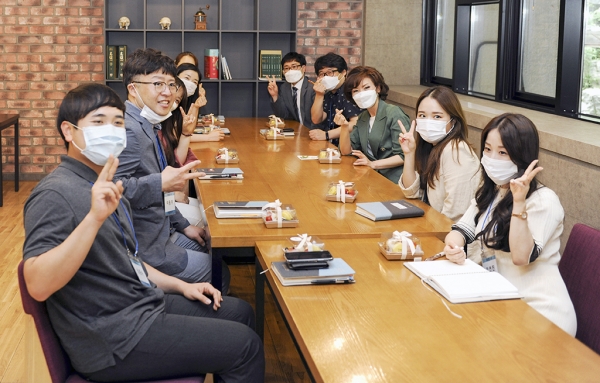 이진숙 총장 카페데이 진행 모습