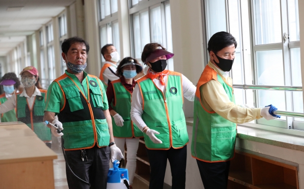 황인호 구청장이 동구 지역자율방재단과 특별방역 활동에 나서고 있다