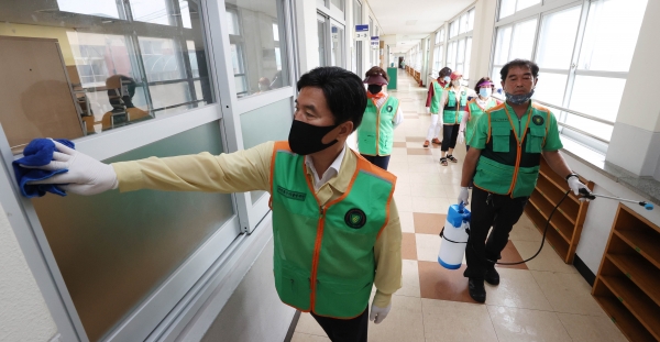 황인호 구청장이 동구 지역자율방재단과 특별방역 활동에 나서고 있다