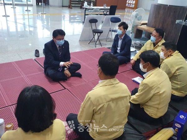 민주당 황운하 국회의원이 7일 대전시의회 1층 농성장을 방문해 당론파 의원들을 격려하고 있다.