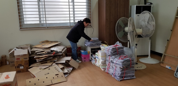 버려진 신문과 폐지 정리하는 모습