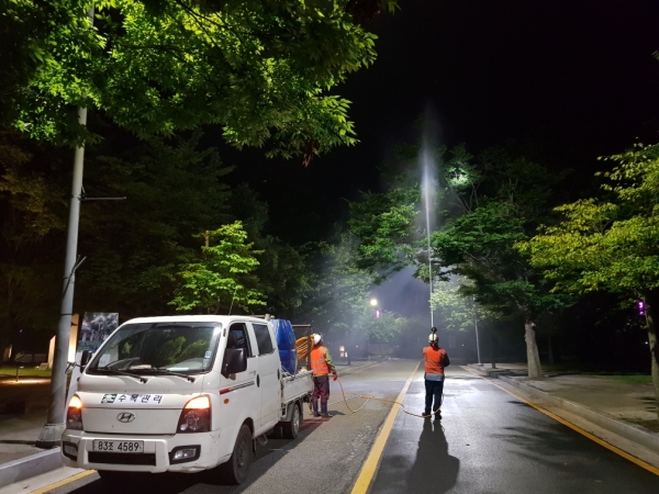 문화재 구역 병해충 방제 장면