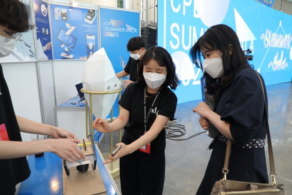 한남대 디자인 팩토리 갈라쇼에서 학생들이 만든 창작물을 참석자들에게 설명하고 홍보하는 장면