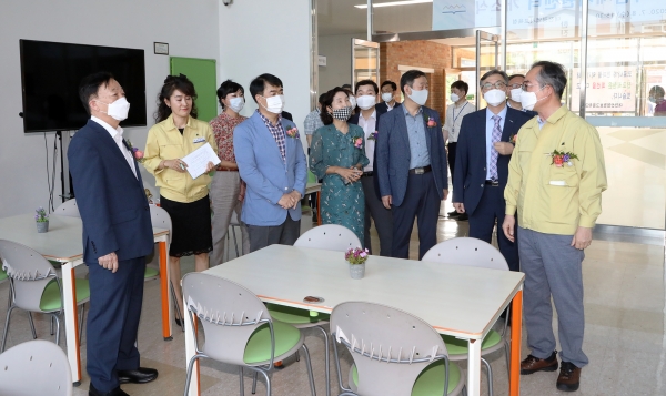 고교학점제 지원센터 내부를 둘러보고 있는 설동호 교육감과 관계자들