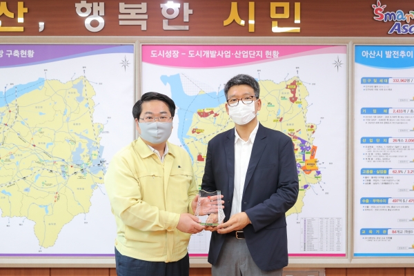 오세현 아산시장과 정철중 아산우체국장이 감사패 전달 기념사진을 촬영하고 있다.