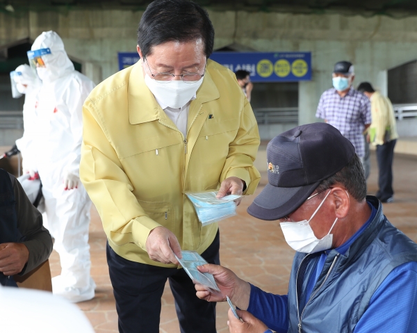 장종태 서구청장이 8일 유등교 밑 쉼터에서 주민들에게 마스크를 나눠주며, 고강도 생활속 거리두기 실천 홍보 활동 모습