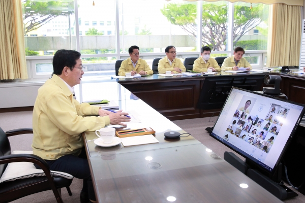 장종태 구청장이 실･국장급 이상 간부, 온라인 영상회의로 23개 동장이 참여한 가운데 민선7기 후반기 첫 확대간부회의 주재 모습