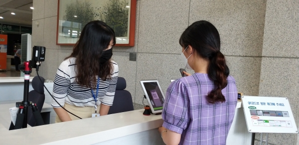 대전시가 8일부터 도입하는 전자출입명부시스템 시연 모습.