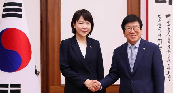 박병석 국회의장은 9일 전현희 국민권익위원장 예방에서 권익위의 취약계층 보호를 당부했다.