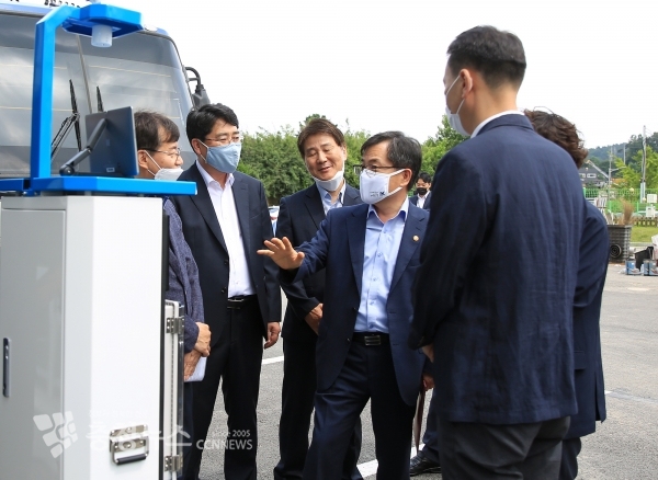 지난 8일 충청권대기환경연구소를 현장점검하고 있다.(왼쪽 두번째 맹정호 서산시장, 왼쪽 4번째 홍정기 환경부 차관, 그외 환경부 직원)