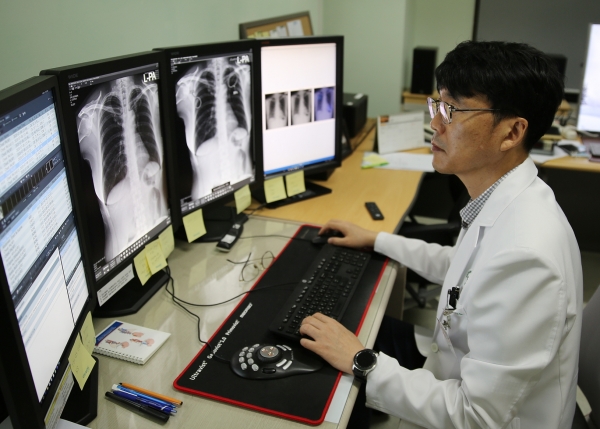 건양대병원 영상의학과 조영준 교수가 엑스레이 흉부영상을 판독하고 있다.
