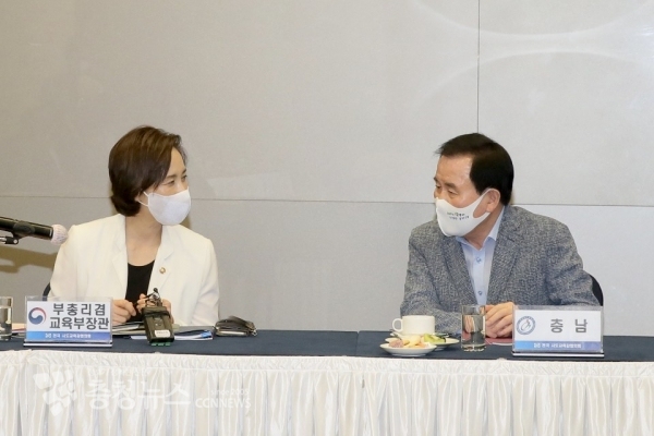 전국시도교육감협의회-교육부 간담회 자리에서 유은혜 교육부총리와 숙의하는 김지철 교육감