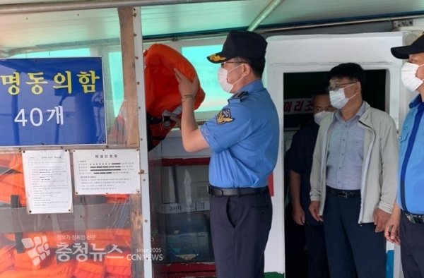 윤태연 태안해경서장이 관내 유람선을 찾아 인명구조장비 관리상태를 확인하고 있다.  출처=태안해양경찰서