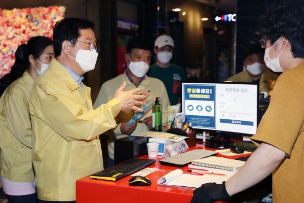 11일 장종태 서구청장이 관내 노래연습장의 방역 핵심 준수여부에 대해 현장 점검을 실시하고 있다.
