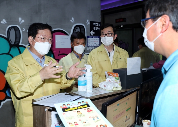 11일 장종태 서구청장이 관내 노래연습장의 방역 핵심 준수여부에 대해 현장 점검을 실시하고 있다.