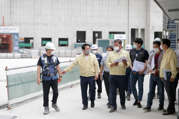 오세현 시장이 주요 개발 현장 방문을 하고 있다.