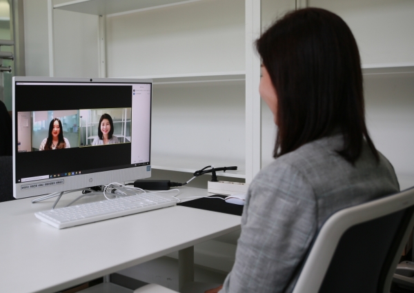 커리어역량강화 프로그램을 통해 화면을 시청하는 학생의 모습