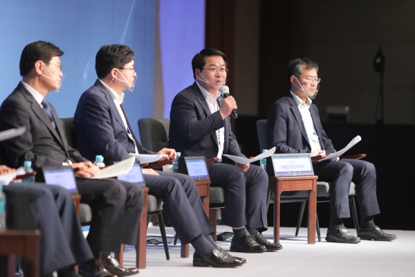 대통령직속 정책기획위 한국사회비전회의 특별세션에서 패널로 참석해 발언하고 있는 오세현 아산시장