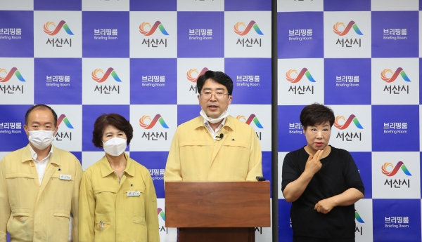 13일 시청 브리핑룸에서 코로나19 확진자(해외입국자) 발생에 따른 긴급브리핑을 실시하고 있다