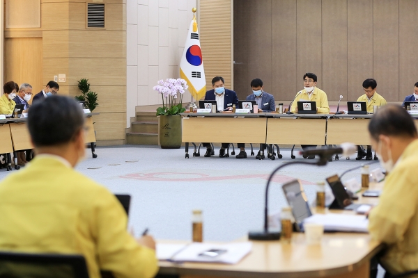 13일 8시 40분 시청 대회의실에서 확대간부회의를 진행하고 있다.