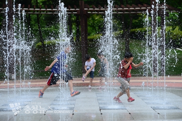 지난해 도시공원 내 바닥분수에서 물놀이를 즐기는 어린아이들