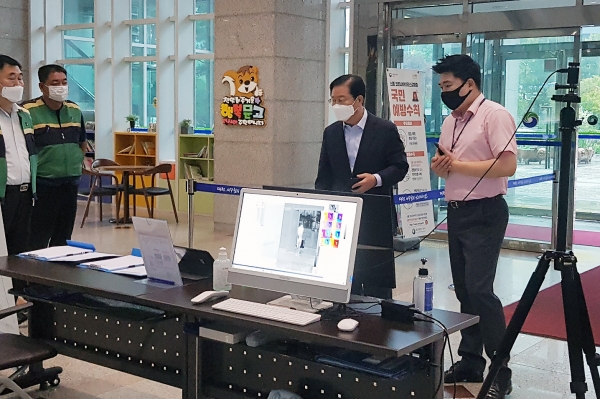 장종태 서구청장이 13일 코로나19 확산 방지를 위해 전자출입명부 설치를 확인하고 있다.