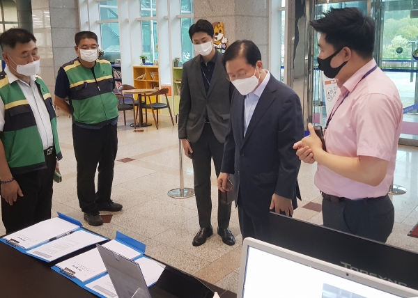 장종태 서구청장이 13일 코로나19 확산 방지를 위해 전자출입명부 설치를 확인하고 있다.
