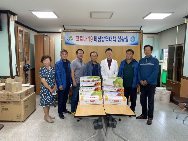 13일 청양보건의료원을 방문, 코로나19 확산 방지를 위해 고군분투하고 있는 의료진을 격려했다.