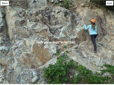 노두 규모 서북서-동남동 방향 단층대