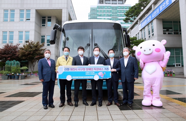 신협중앙회로부터‘장애인 특장차량’전달받아