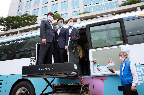 신협중앙회로부터‘장애인 특장차량’전달받아