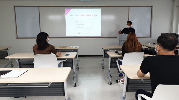 14일 한밭대 N8동 1층 다목적실에서 InnoSpace 비교과 프로그램에 참여한 학생들이 기초교육을 받고 있다.