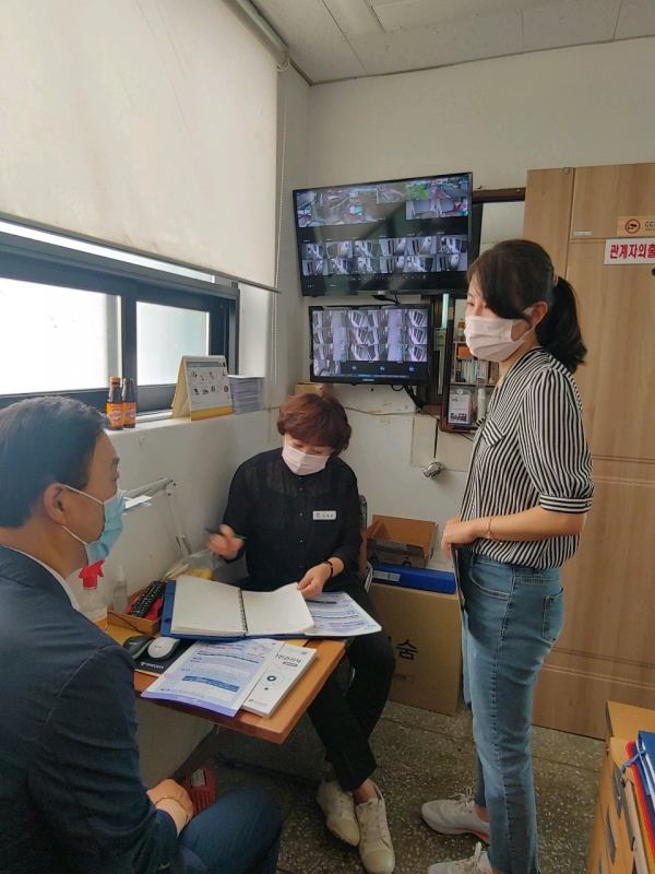 생활이 어려운 가구 발굴을 위해 아파트경비실을 방문해 주거급여를 설명하고 있다.