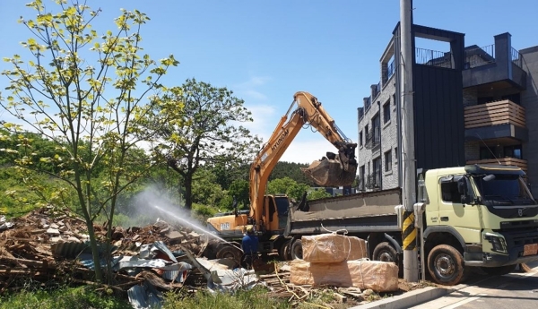 주거환경 개선을 위해 빈집을 철거하고 있다