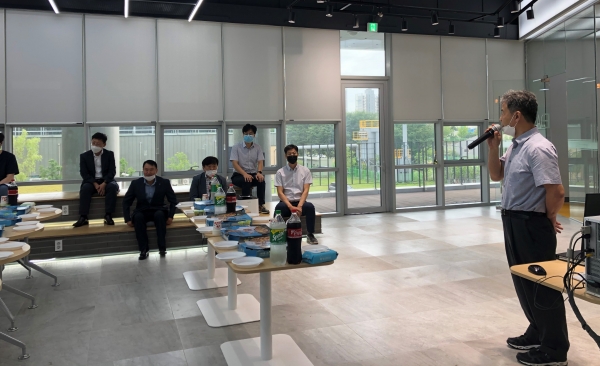 지난 14일 천안SB플라자 상생발전 간담회가 열려 곽현신 천안시 기획경제국장과 관계자, 천안SB플라자 입주 기업인, 공유오피스 사용자 등이 과학기술 사업화 지원 방안에 대해 논의하고 있다.